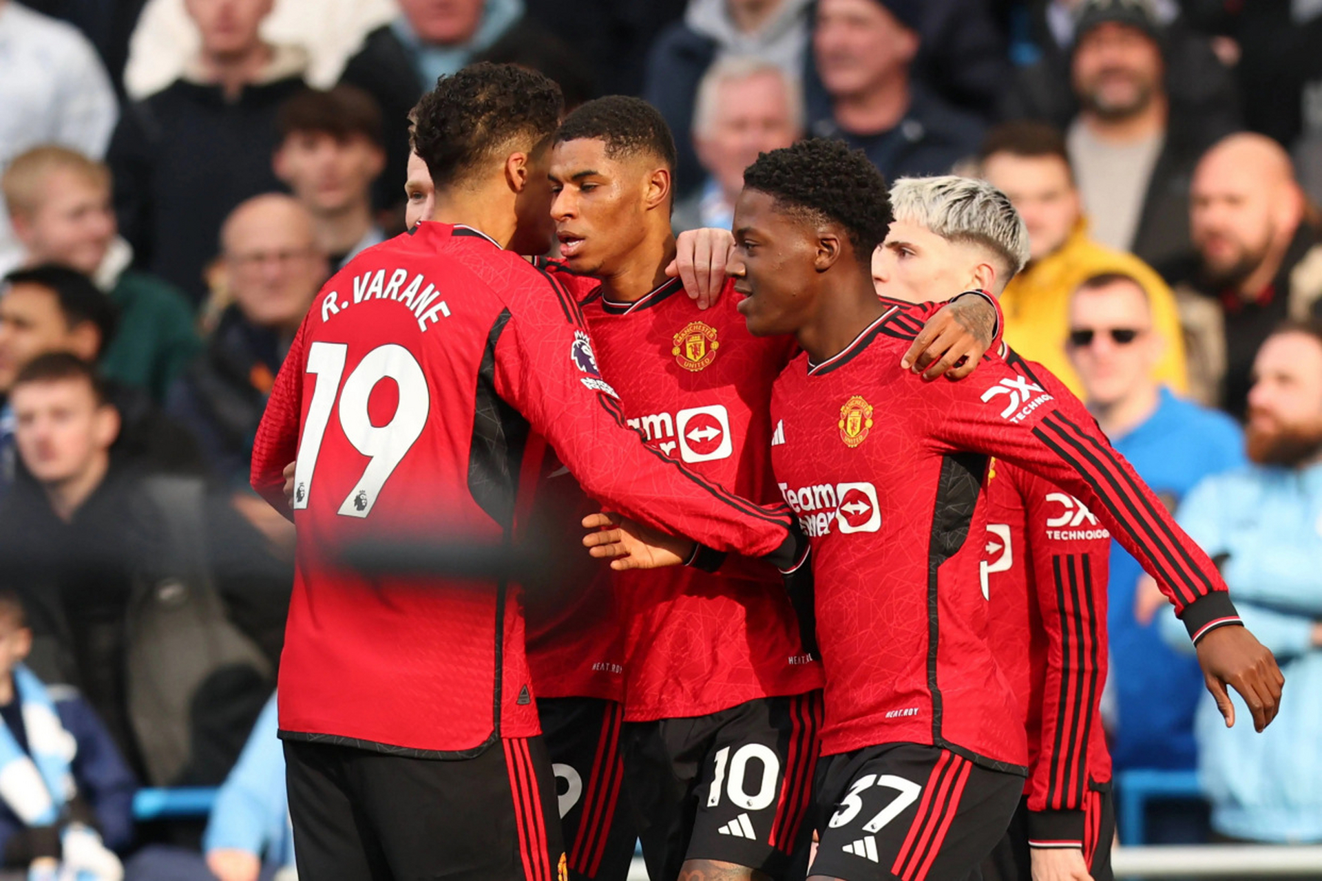 包含曼联传奇重返老特拉福德，全队气氛一片和谐的词条